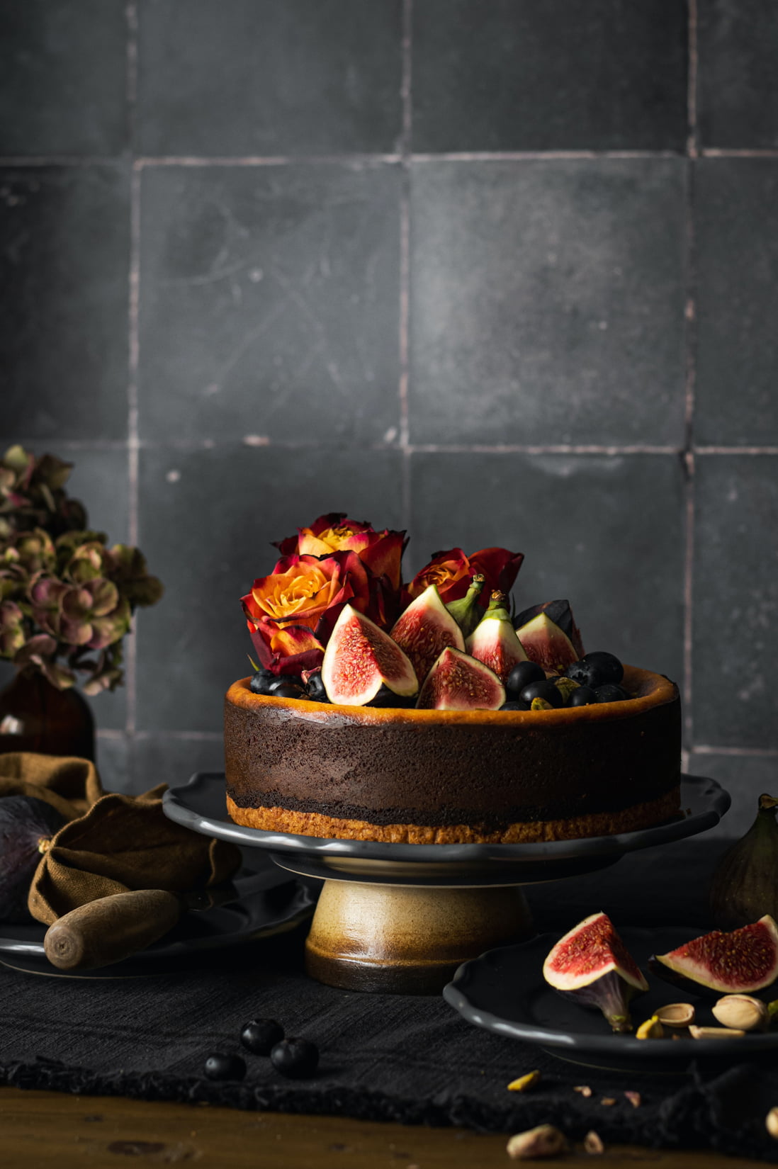 Fügés torta sötét háttérrel