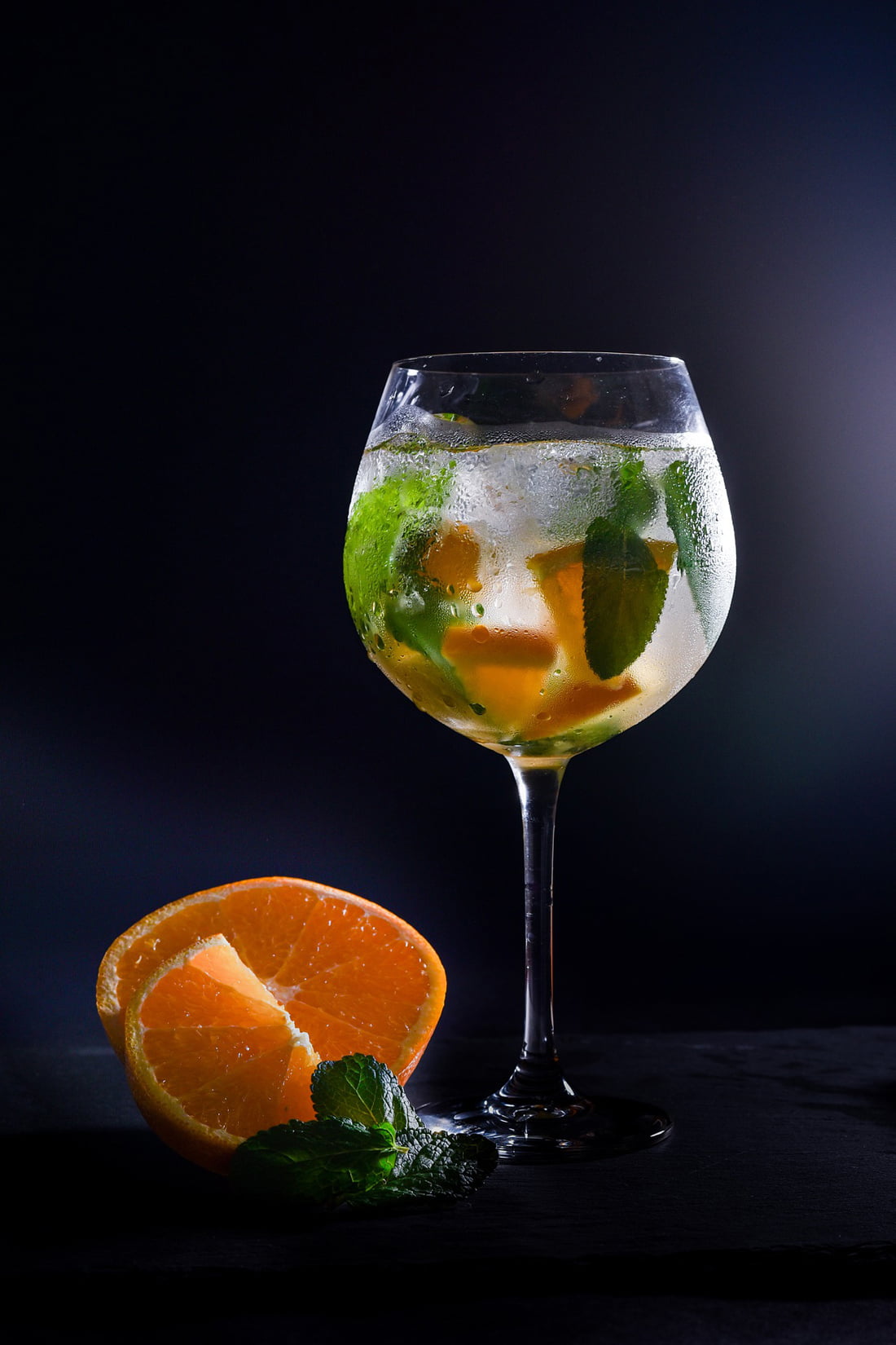 Gin talpas pohárban naranccsal